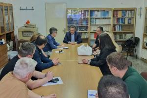 g-kasapidis-prochorame-me-tacheis-rythmoys-ton-eksygchronismo-ton-ktiriakon-egkatastaseon-tis-scholis-astyfylakon-grevenon